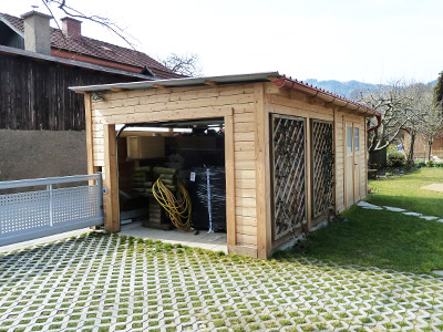 Garage mit ausfahrbarem Gartentor
