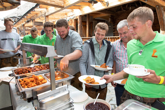 Mitarbeiter lassen sich das Buffet schmecken