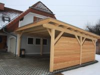 Carport mit seitlicher Holzwand