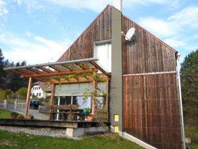 Haus mit Lärchenholz-Fassade, unbehandelt