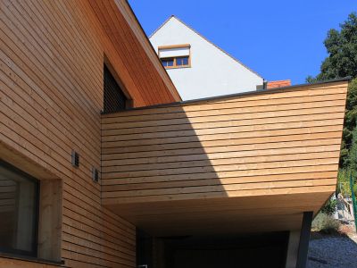 Holzfassade mit Rhombus-Latten
