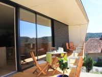 Holzfassade mit Rhombus-Latten, Balkon