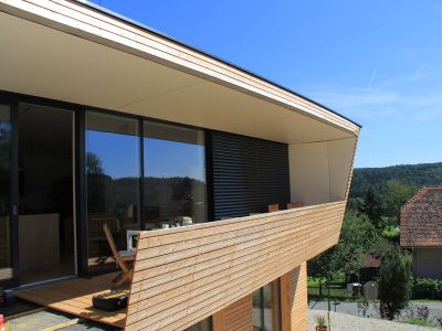 Holzfassade mit Rhombus-Latten, Balkon