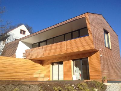 Holzfassade mit Rhombus-Latten