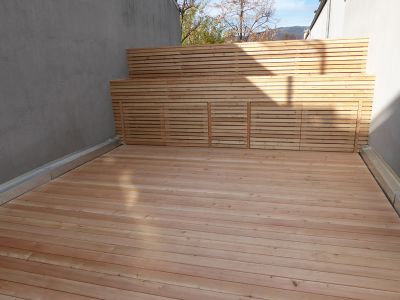 Terrasse mit Stauraum für Gärtnerwerkzeug