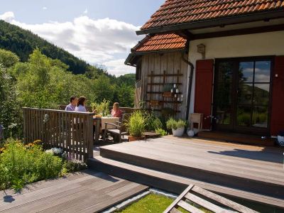 Holz-Veranda mit Holzstufen