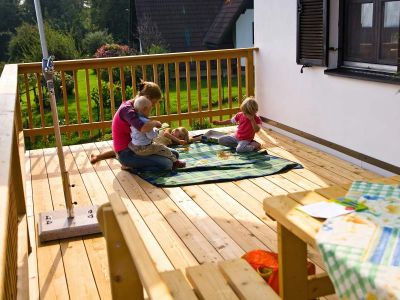 Veranda mit Holz-Geländer