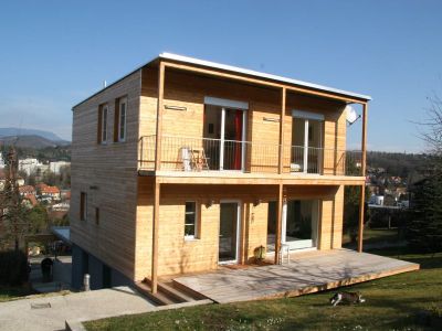 Satteldach-Haus wird Holzhaus
